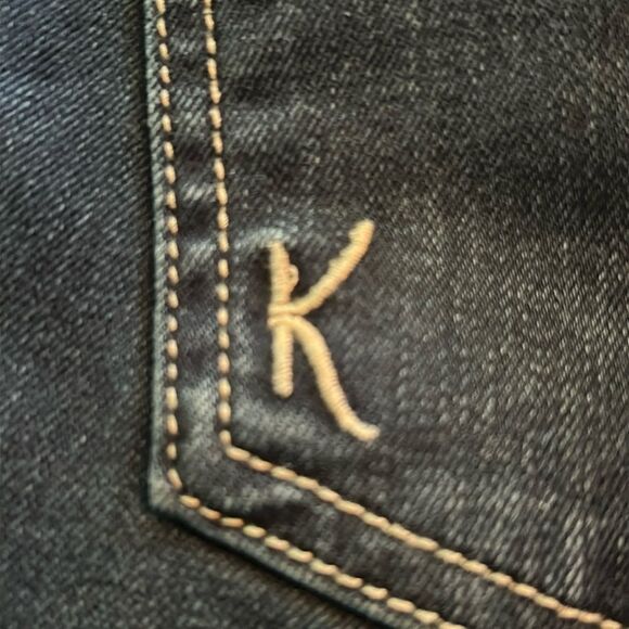 Kut from the Kloth Jeans Modern Fit Skinny
Size 8 distressed on left knee - Picture 11 of 13